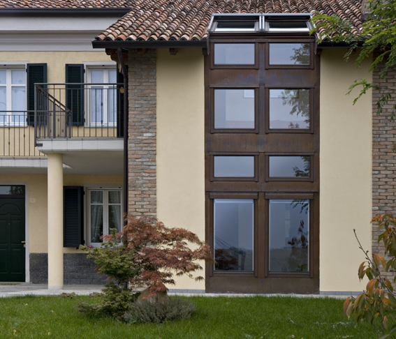 La parete vetrata illumina la casa